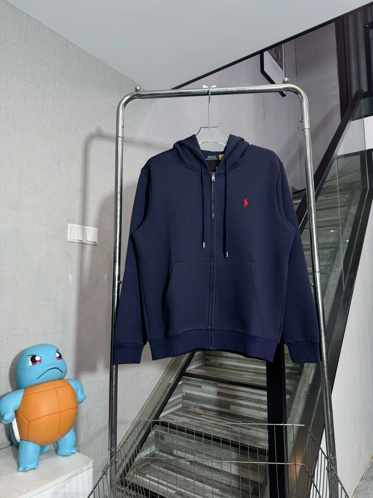 P260 model number: HE397 Ralph Lauren-Ralph Lauren hooded zipper jacket with small logo on the chest The fabric is made of 420g high-weight air customer service fabric. The upper body is comfortable and soft, and has high warmth retention. The chest is sewn with small embroidery of horseback riding and war marks. The embroidery is three-dimensional and full, highlighting the simple atmosphere of the clothes. The threads on the hem of the arms are made of the same material. The elastic thread of the same color as the cylinder, the zipper adopts the customized Polo original small letter hardware zipper, the clothes are designed with a hood, made by a famous factory, with hemming and wrapping strips, the original original label, complete with three labels, os loose version, a popular item of the season, feel free to buy it.  Color: Black/Navy Blue Size: S M L XL